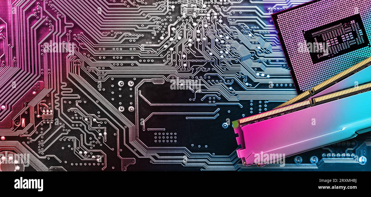 Memoria del computer e processore su circuito scheda madre background . Componenti del computer . Foto Stock