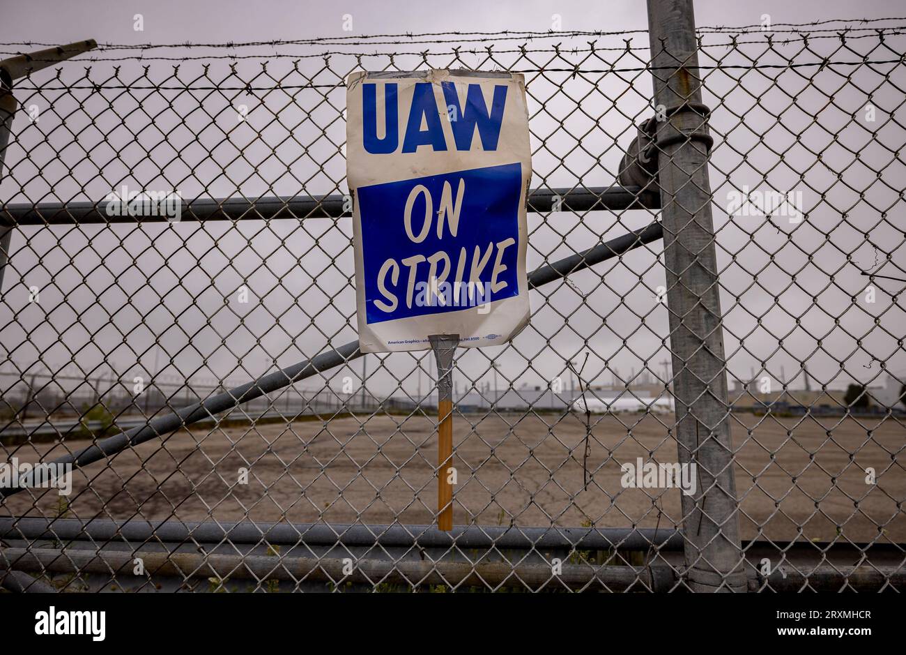 Akron, USA. 25 settembre 2023. AKRON, OHIO - SETTEMBRE 25: I cartelli scioperi svincolano all'interno di una tenda presso la linea di picchetti United Auto Workers presso il centro di distribuzione delle parti di Stellantis il 25 settembre 2023 ad Akron, Ohio. I dipendenti UAW dell'Ohio nord-orientale si sono Uniti a migliaia in tutto il paese che stanno intensificando uno sciopero contro le tre grandi case automobilistiche Ford, General Motors e Stellantis, allo stesso tempo. (Foto di Michael Nigro/Sipa USA) credito: SIPA USA/Alamy Live News Foto Stock