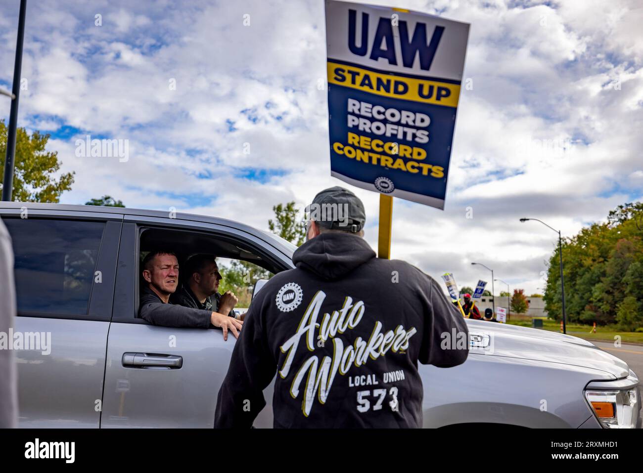 Akron, USA. 25 settembre 2023. AKRON, OHIO - SETTEMBRE 25: I membri del Local 573 Union protestano contro la linea di picchetto United Auto Workers presso il centro di distribuzione di parti di Stellantis il 25 settembre 2023 ad Akron, Ohio. I dipendenti UAW dell'Ohio nord-orientale si sono Uniti a migliaia in tutto il paese che stanno intensificando uno sciopero contro le tre grandi case automobilistiche Ford, General Motors e Stellantis, allo stesso tempo. (Foto di Michael Nigro/Sipa USA) credito: SIPA USA/Alamy Live News Foto Stock