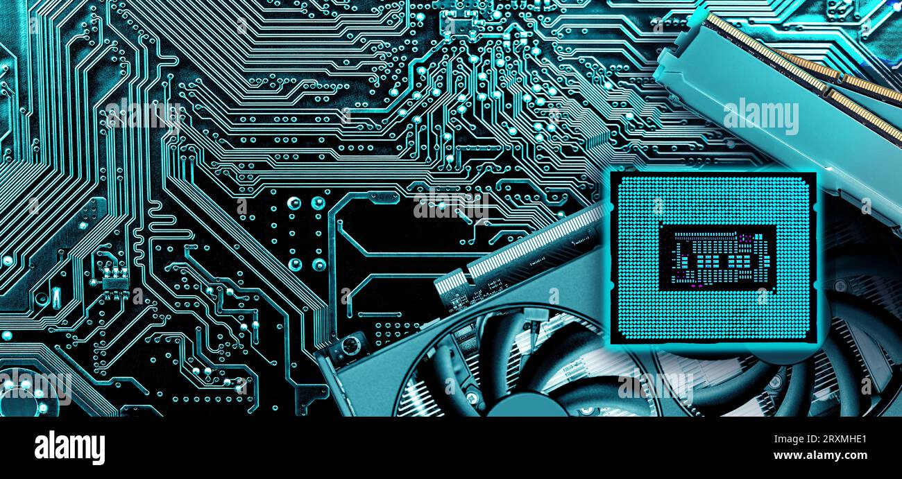 Memoria del computer, scheda video e processore sullo sfondo della scheda madre del circuito . Componenti del computer . Foto Stock