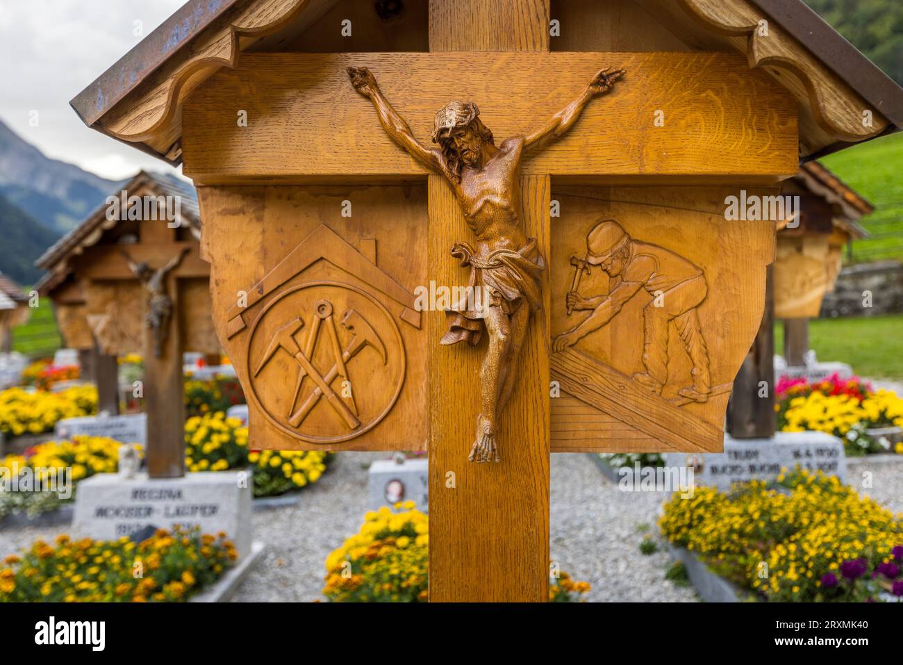 Sognare Una Croce Di Legno Che Significa Nel cimitero dietro la chiesa di S.. Stefano in Jaun, tutte le singole