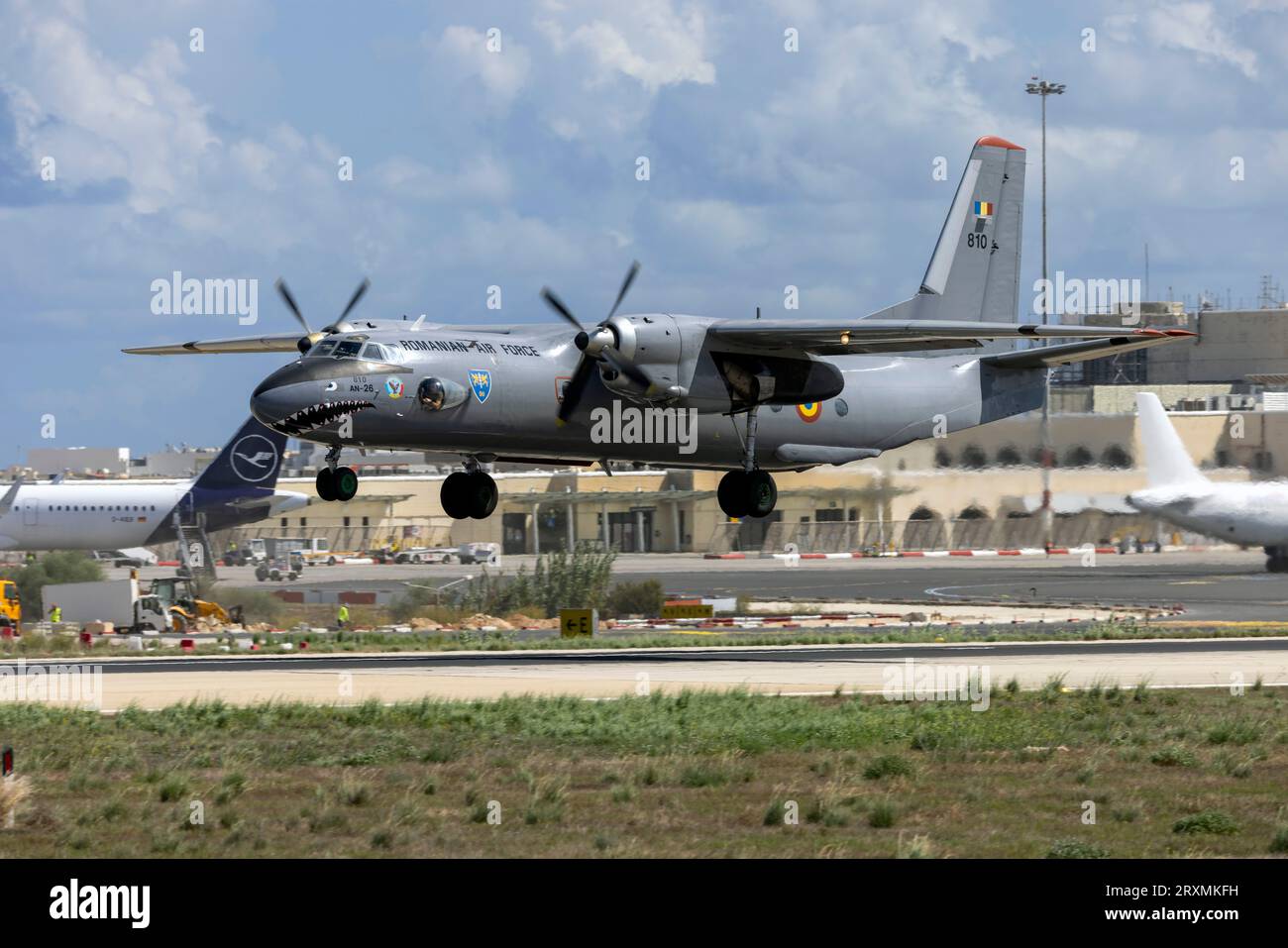 L'aeronautica rumena Antonov An-26 (Reg.: 810) lascia la pista 31 dopo aver partecipato all'esposizione statica di mia 2023. Foto Stock