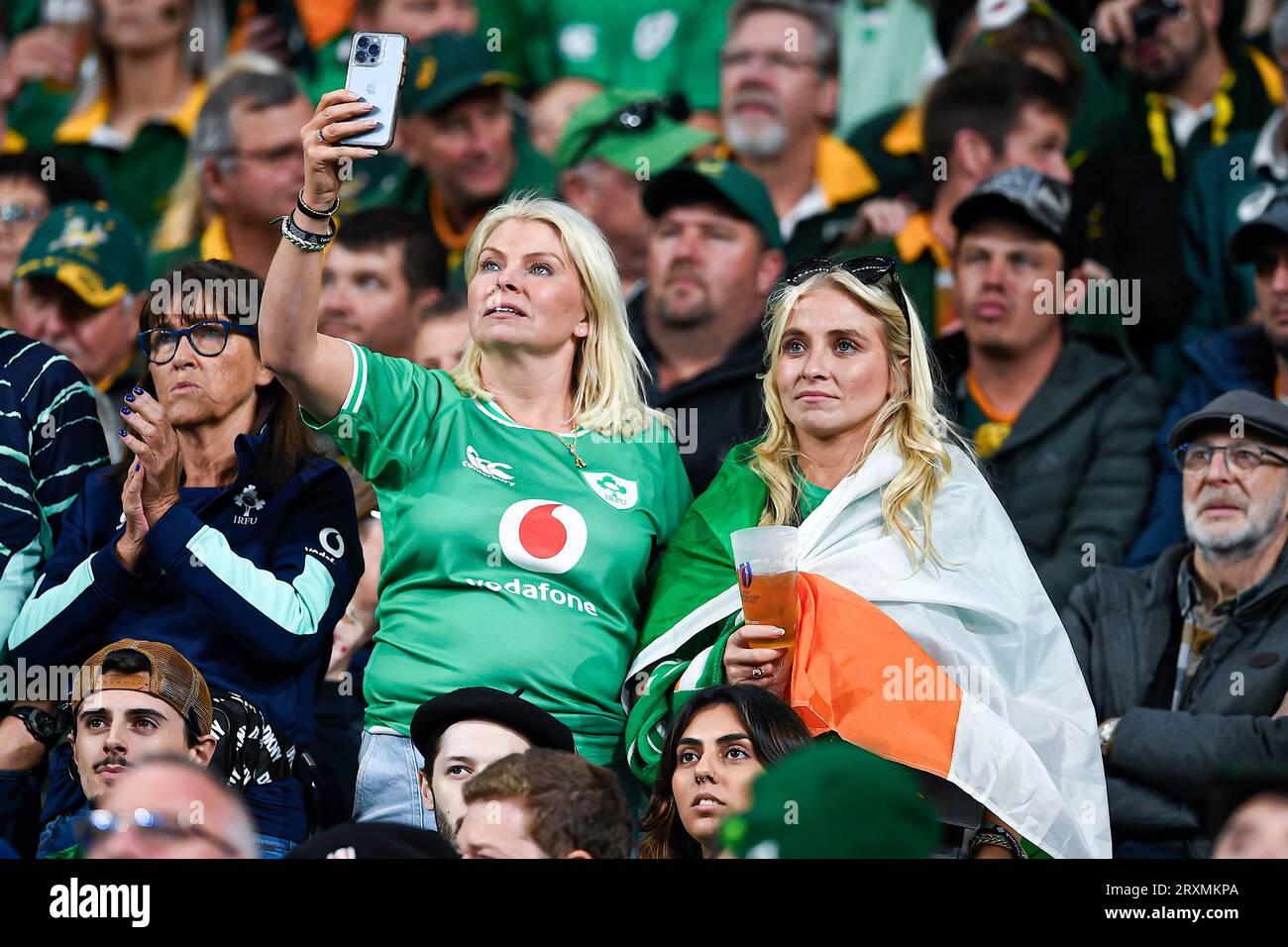 Tifosi irlandesi tifosi tifosi tifosi (pubblico, pubblico, pubblico) tifo durante la Coppa del mondo RWC 2023, partita di rugby tra Sudafrica (Springboks) e Irlanda il 23 settembre 2023 allo Stade de France di Saint-Denis vicino Parigi. Foto Stock