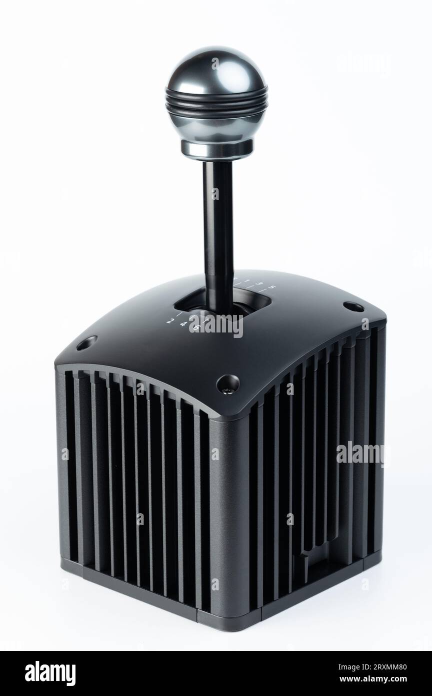 Leva del cambio in metallo per auto sportive con radiatore isolato su sfondo bianco Foto Stock