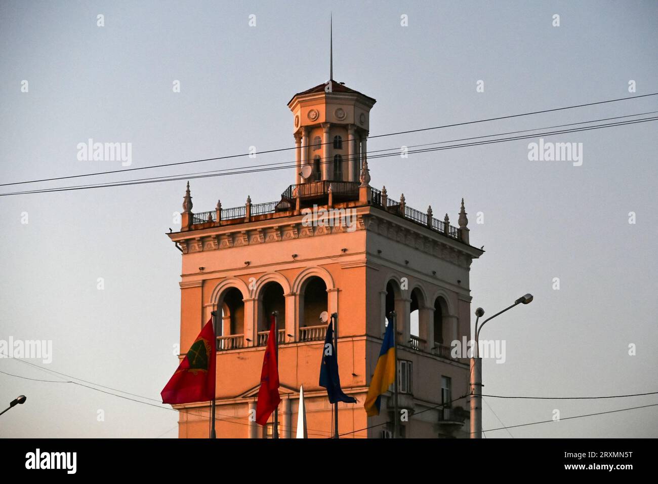 Non esclusiva: ZAPORIZHZHIA, UCRAINA - 25 SETTEMBRE 2023 - le bandiere volano fuori da un edificio la sera, Zaporizhzhia, Ucraina sud-orientale. Foto Stock