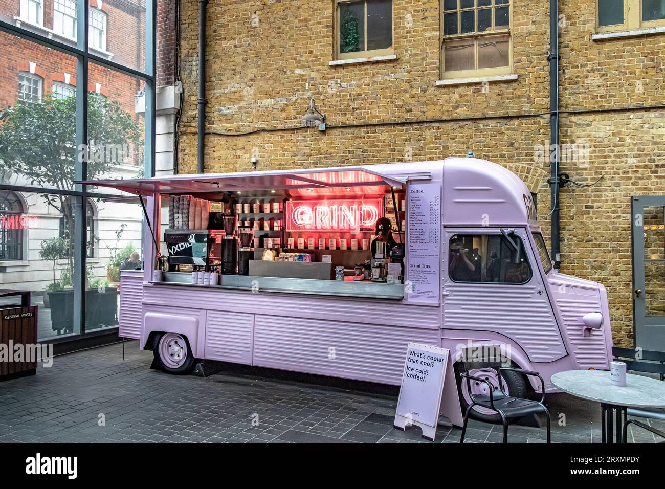 Un camion Grind Coffee che serve caffè all'Old Spitalfields Market, Londra E1 Foto Stock