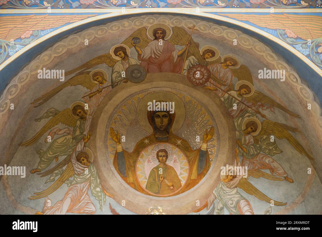 Guardando le immagini e i dipinti sulle volte dell'abside dell'altare della Cattedrale ortodossa di San Nicola, Nizza / Cathédrale Orthodox Saint-Nicolas de Nice. Cattedrale ortodossa russa in Francia. (135) Foto Stock