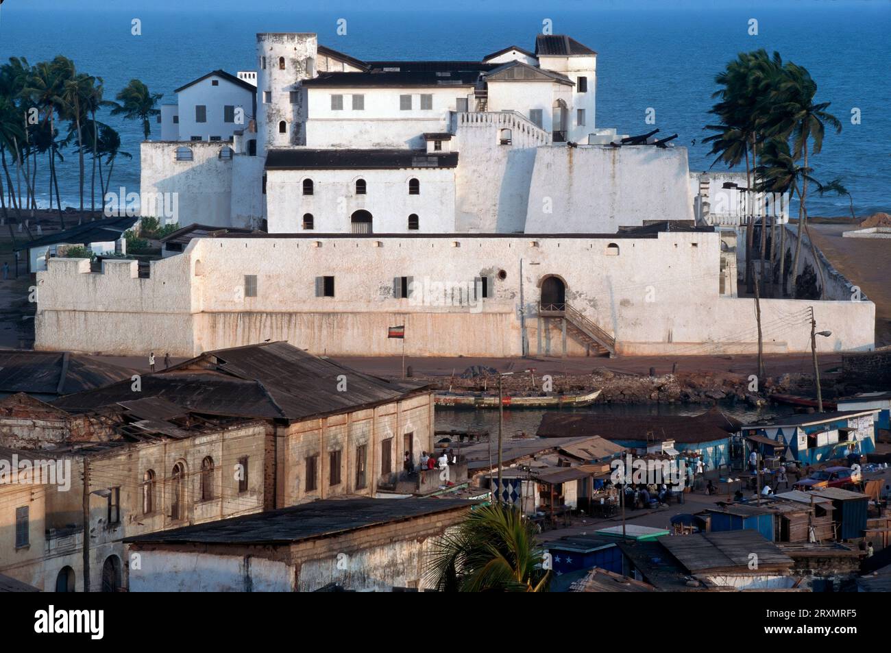 GHA, Ghana: Fort Elmina. Costruito dai portoghesi nel XV secolo e successivamente di proprietà degli olandesi e degli inglesi, Fort Elmina deteneva gli africani prima della spedizione verso i mercati degli schiavi delle Americhe. Foto Stock