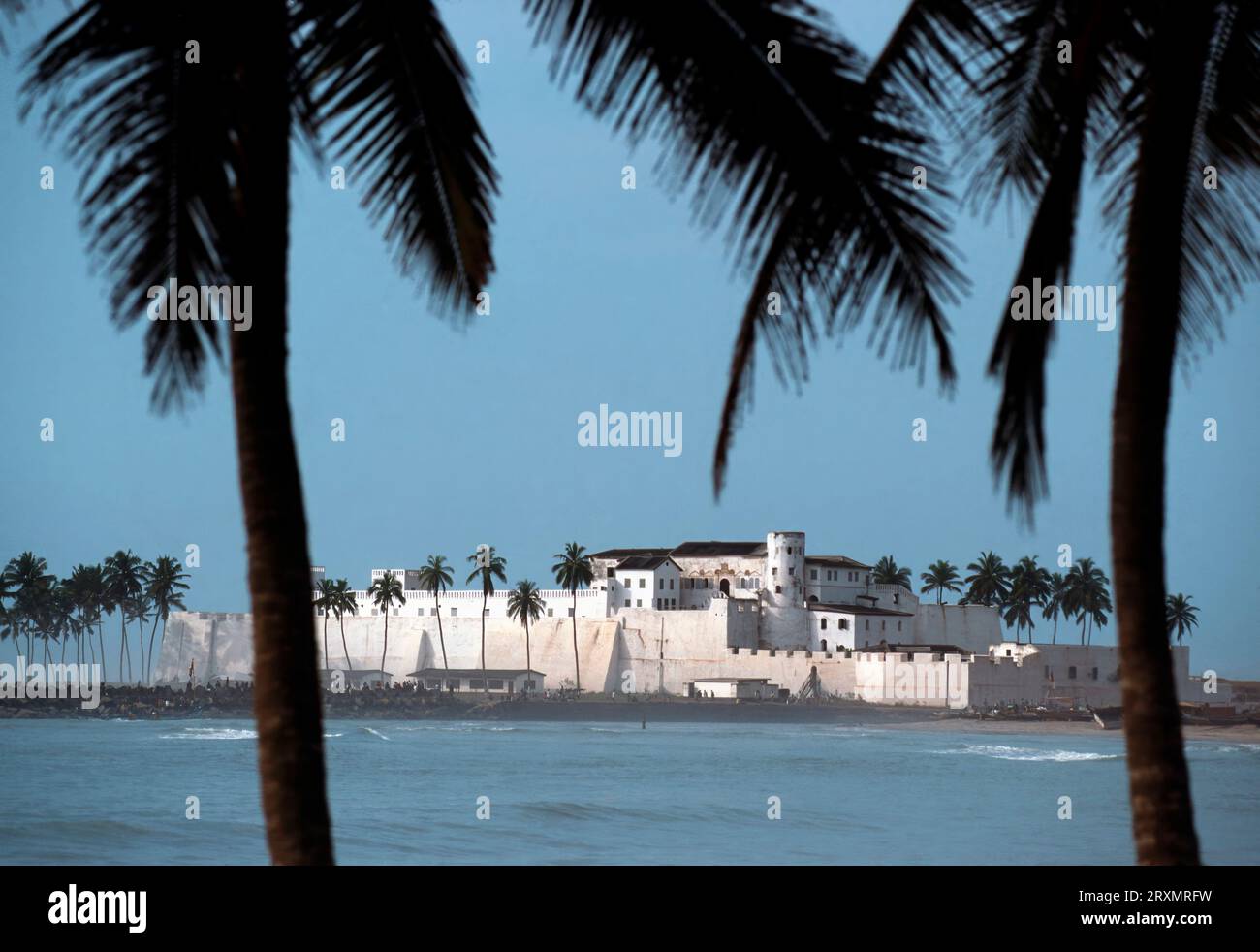 GHA, Ghana: Fort Elmina. Costruito dai portoghesi nel XV secolo e successivamente di proprietà degli olandesi e degli inglesi, Fort Elmina deteneva gli africani prima della spedizione verso i mercati degli schiavi delle Americhe. Foto Stock