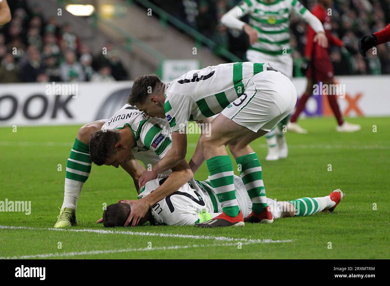 Mikael Lustig cade dopo aver ricevuto un colpo alla testa durante la partita di UEFA Europa League tra Celtic e Red Bull Salisburgo al Celtic Park di Parkhead, Glasgow, giovedì 13 dicembre 2018. (Credito: Mark Fletcher | mi News & Sport Ltd) ©mi News & Sport Ltd Tel: +44 7752 571576 e-mail: markf@mediaimage.co.uk indirizzo: 1 Victoria Grove, Stockton on Tees, TS19 7EL Foto Stock