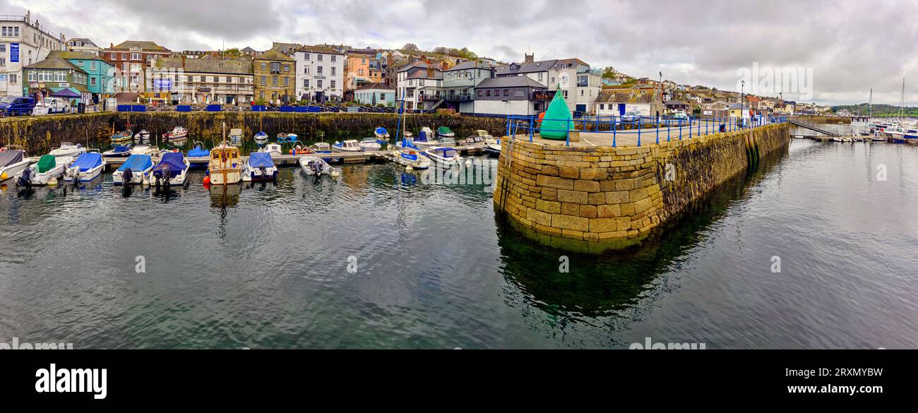 Varie barche ormeggiate nel porto cittadino, Penzance, Inghilterra, Regno Unito Foto Stock