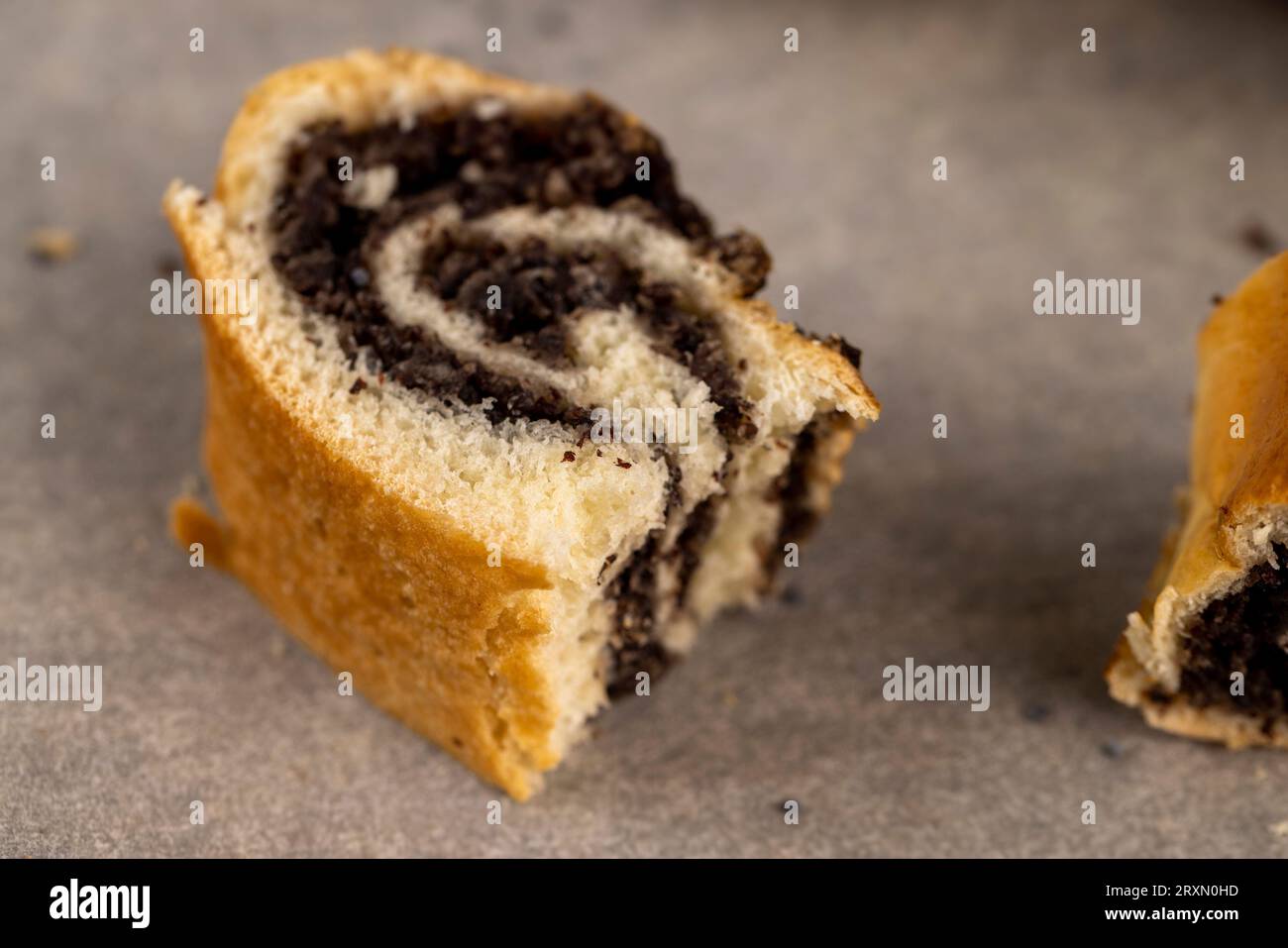 Pancia di grano con ripieno di semi di papavero, una grande quantità di semi di papavero dolce ripieno in ciambelle di farina di grano Foto Stock