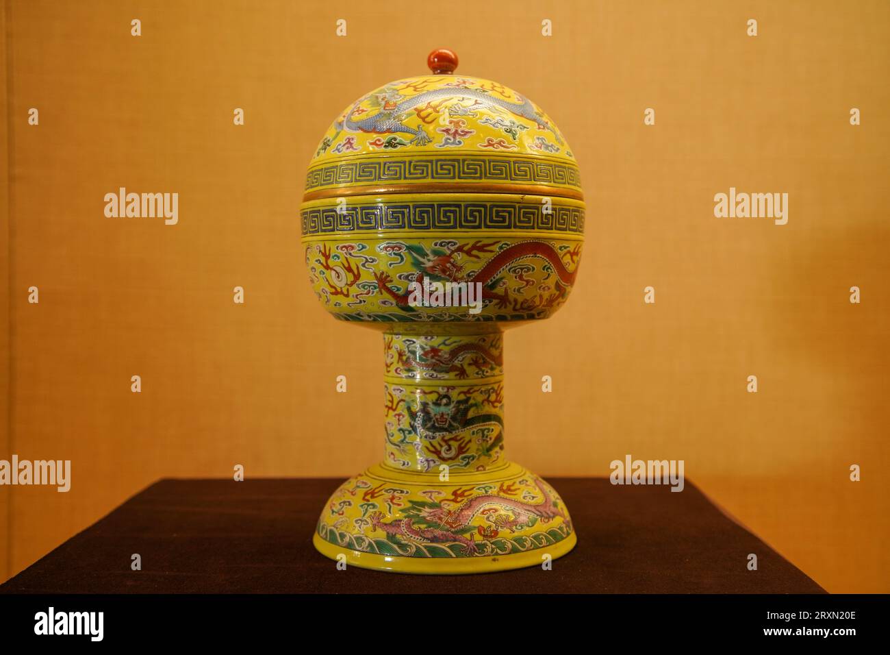 Zunhua City, Cina - 9 aprile 2023: Preziosi manufatti buddisti nelle tombe orientali della dinastia Qing, Cina settentrionale Foto Stock