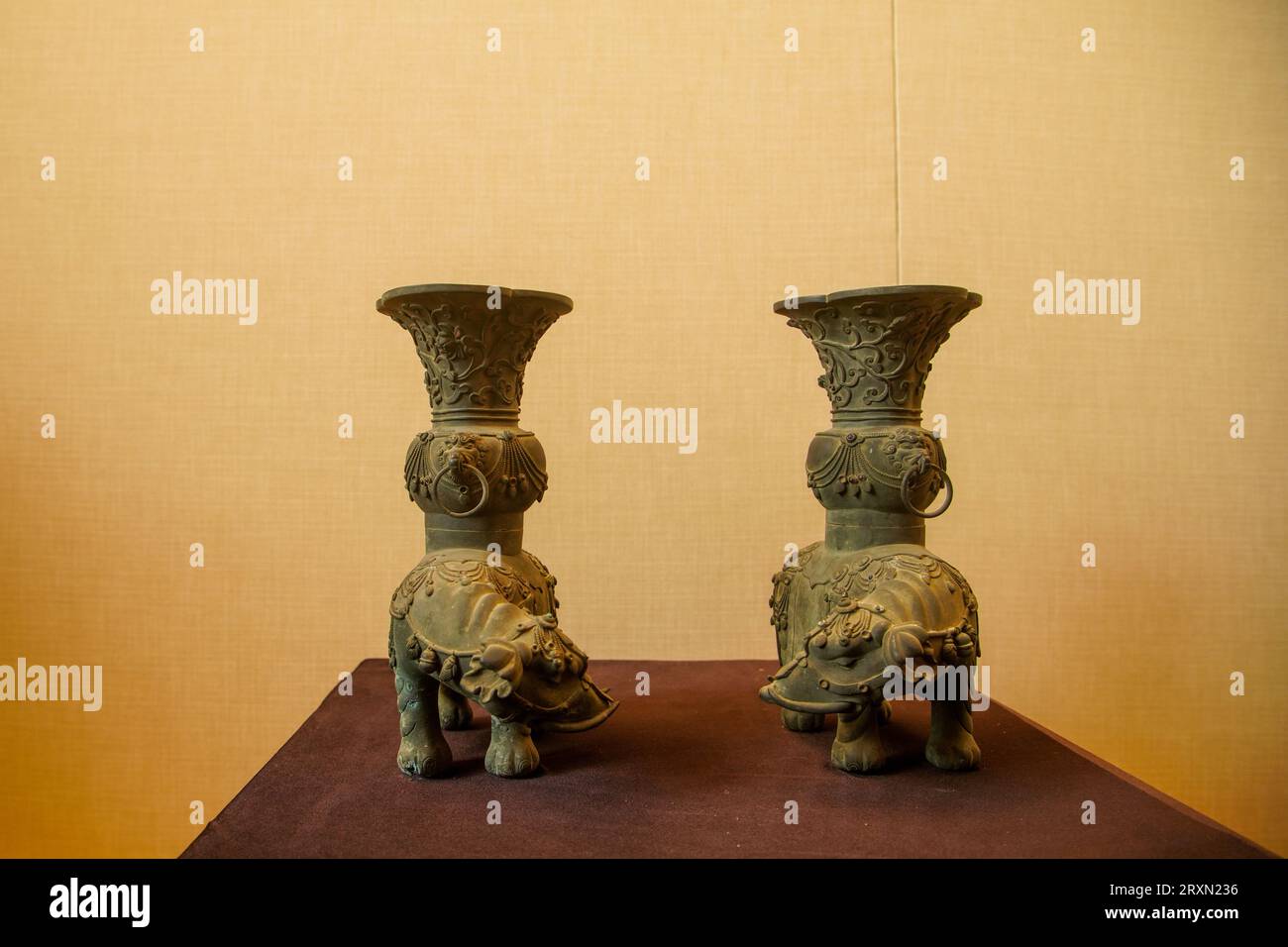 Zunhua City, Cina - 9 aprile 2023: Preziosi manufatti buddisti nelle tombe orientali della dinastia Qing, Cina settentrionale Foto Stock