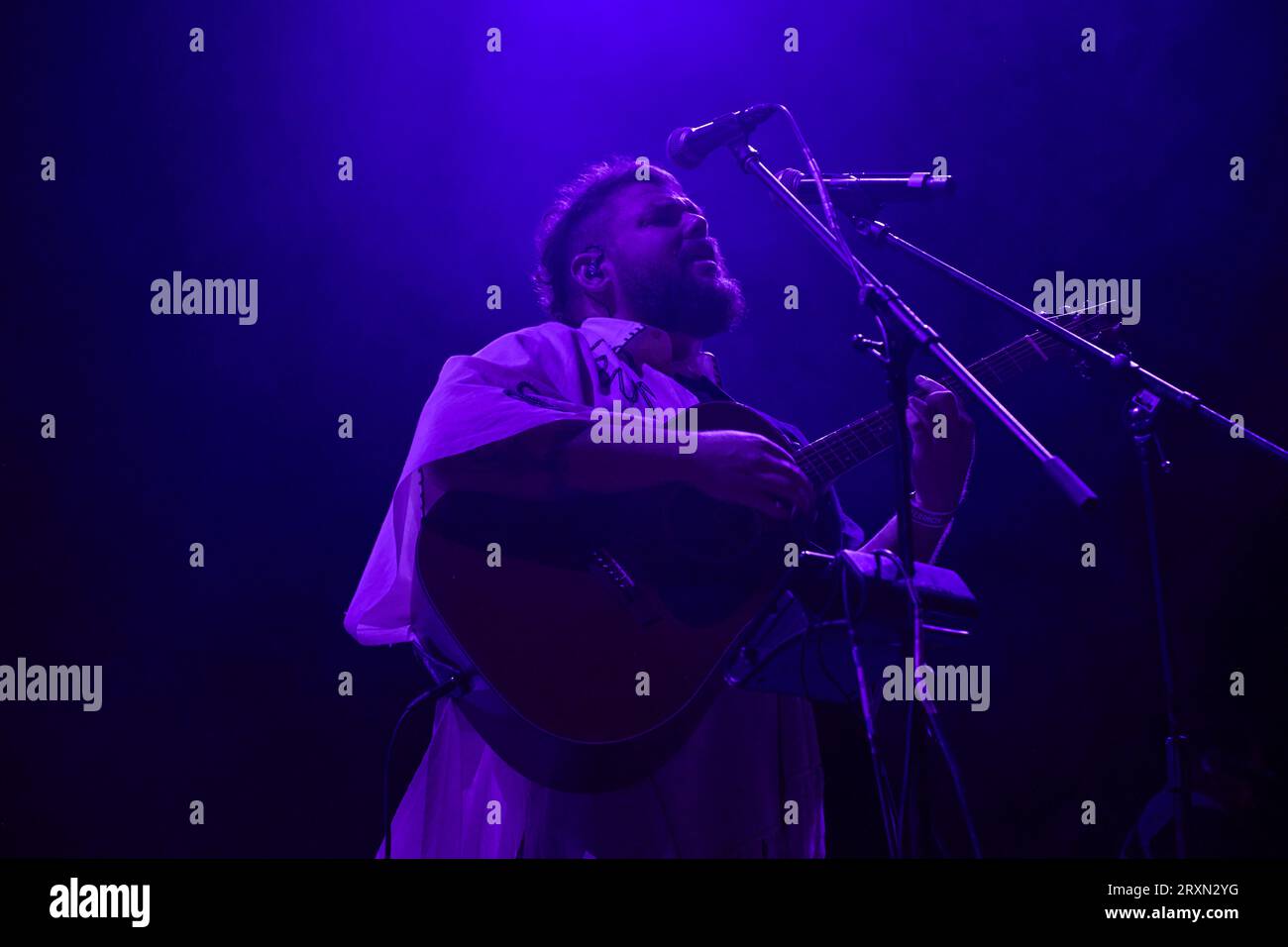 Città del Messico, Messico. 23 settembre 2023. David Velasco, cantante della band messicana Porter, si esibisce durante il concerto per celebrare il ventesimo anniversario al Palacio de los Deportes. Il 23 settembre 2023 a città del Messico, Messico. (Foto di Jaime Nogales/ Eyepix Group/NurPhoto) credito: NurPhoto SRL/Alamy Live News Foto Stock