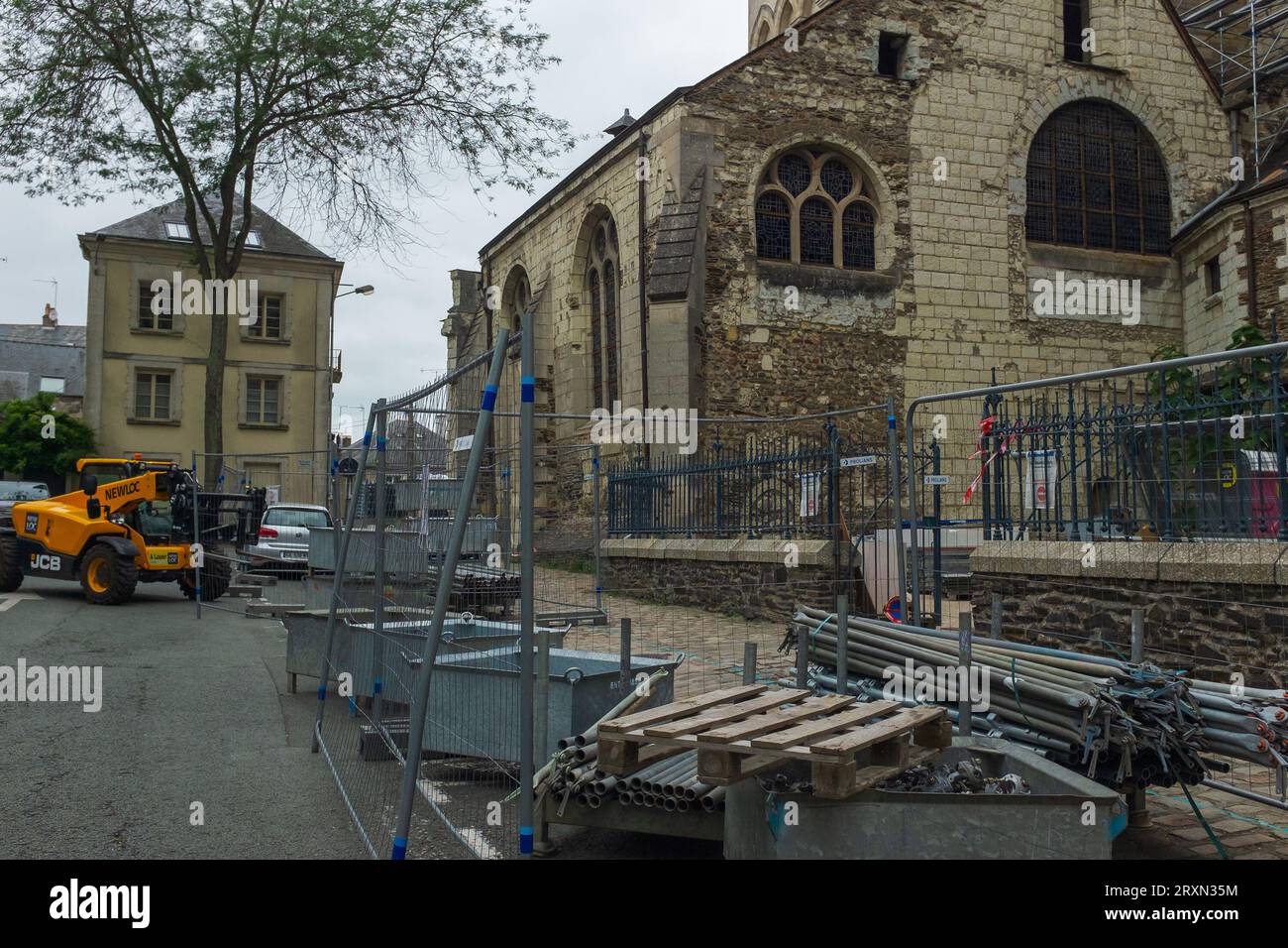 Angers, Francia, 2023. Place Freppel, il lato sud della Cattedrale di Saint-Maurice e la Cappella di Notre-Dame-de-Pitié sono in fase di restauro Foto Stock