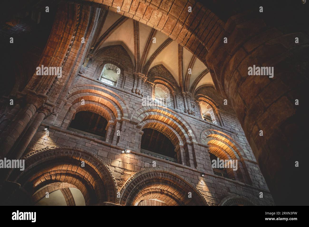 Illuminato all'interno della cattedrale di San Magnus a Kirkwall, Scozia Foto Stock