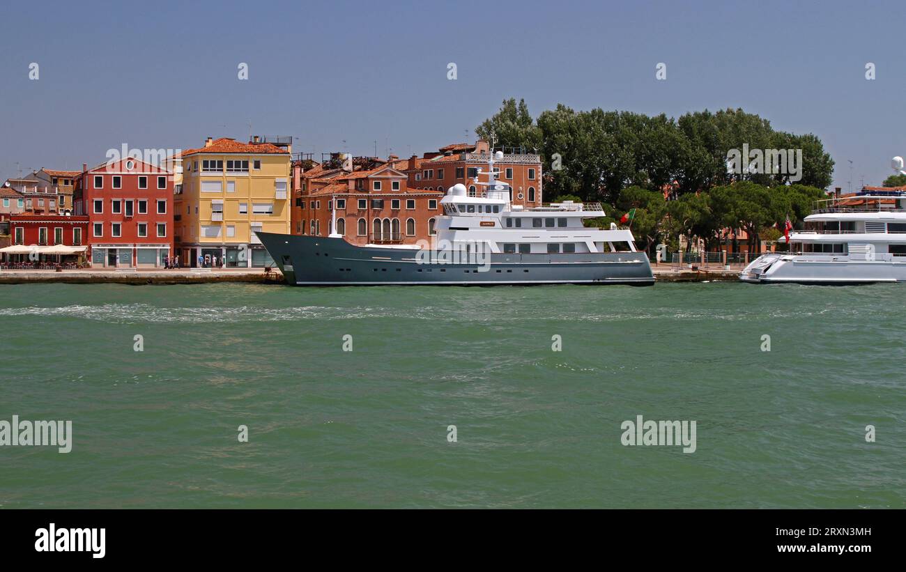 Venezia, Italia - 10 luglio 2011: Super Yacht Axantha II ormeggiato al molo di Venezia, giorno d'estate. Foto Stock