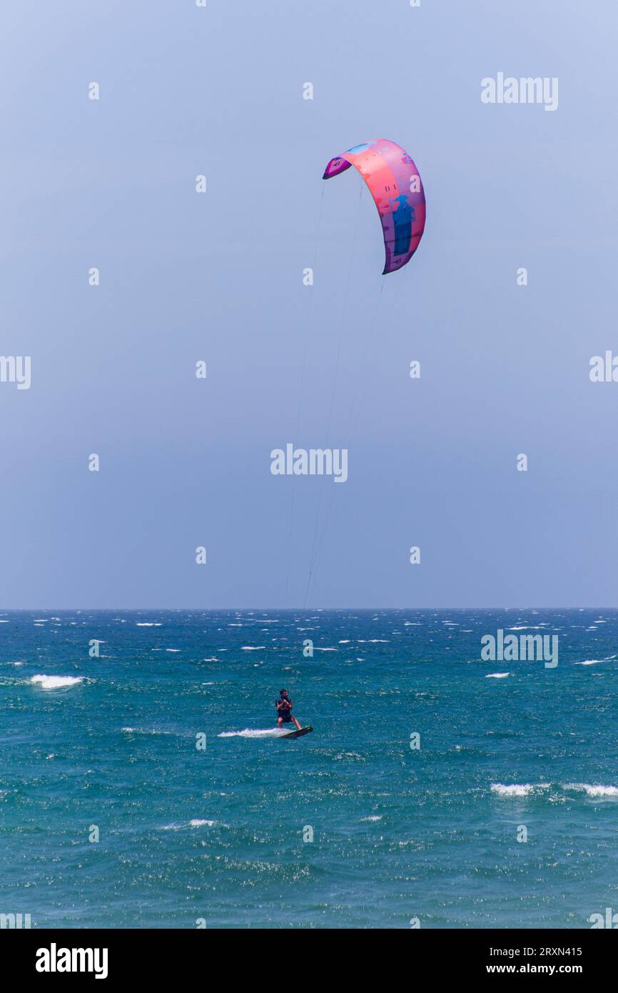 kitesurf a Praia da Foz do Lizandro Ericeira Portogallo Foto Stock