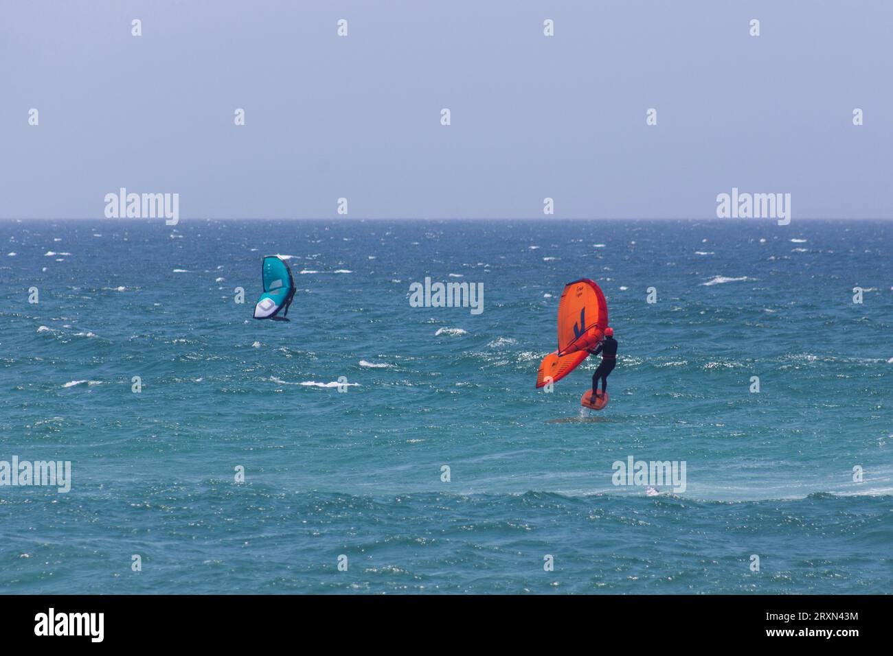 kitesurf a Praia da Foz do Lizandro Ericeira Portogallo Foto Stock