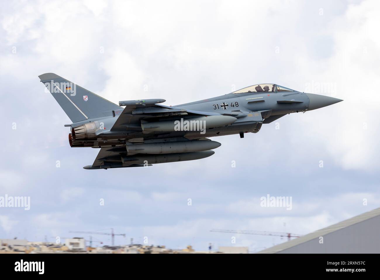 Eurofighter dell'Aeronautica militare tedesca EF-2000 Typhoon S (REG: 3148) decolla in postbruciatori. Foto Stock