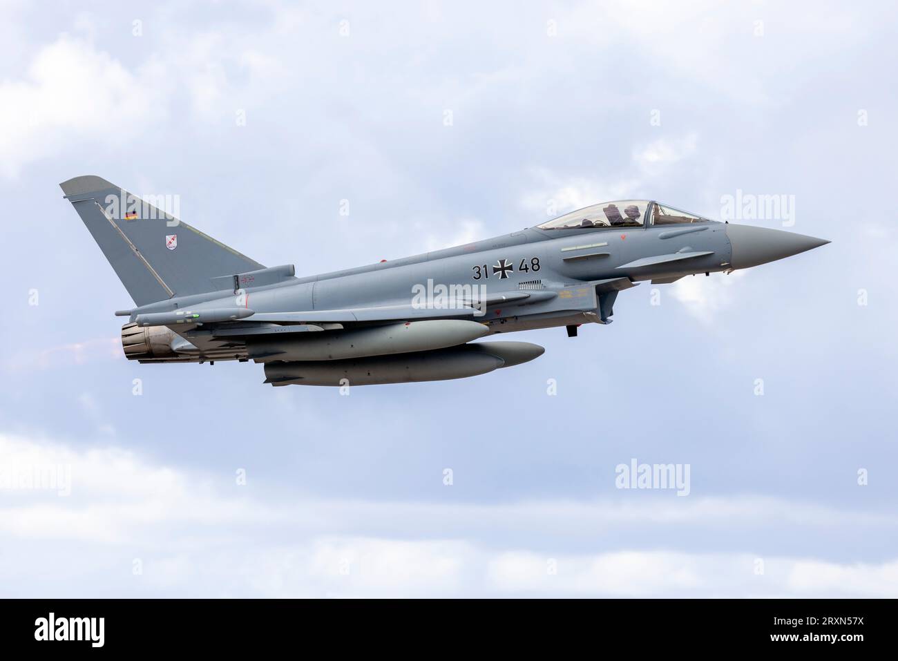 Eurofighter dell'Aeronautica militare tedesca EF-2000 Typhoon S (REG: 3148) decolla in postbruciatori. Foto Stock