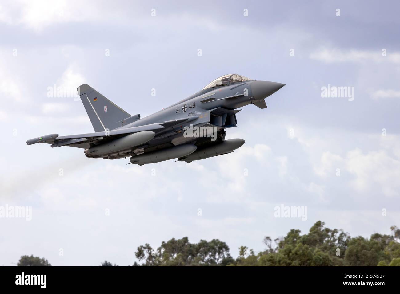 Eurofighter dell'Aeronautica militare tedesca EF-2000 Typhoon S (REG: 3148) decolla in postbruciatori. Foto Stock