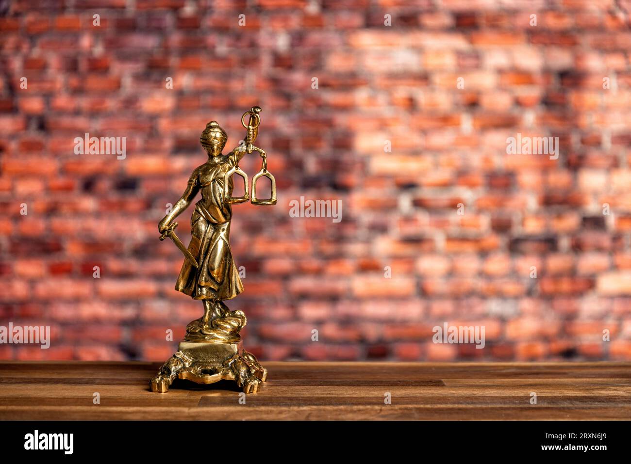 Statua di Lady Justice, dea Justitia, sulla scrivania di uno studio legale su libri Foto Stock