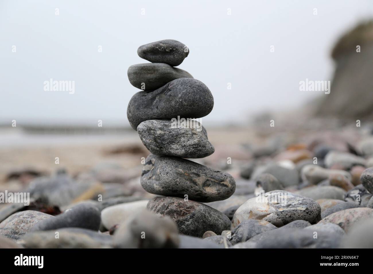 Piramide di pietra sulla spiaggia del Mar Baltico Foto Stock