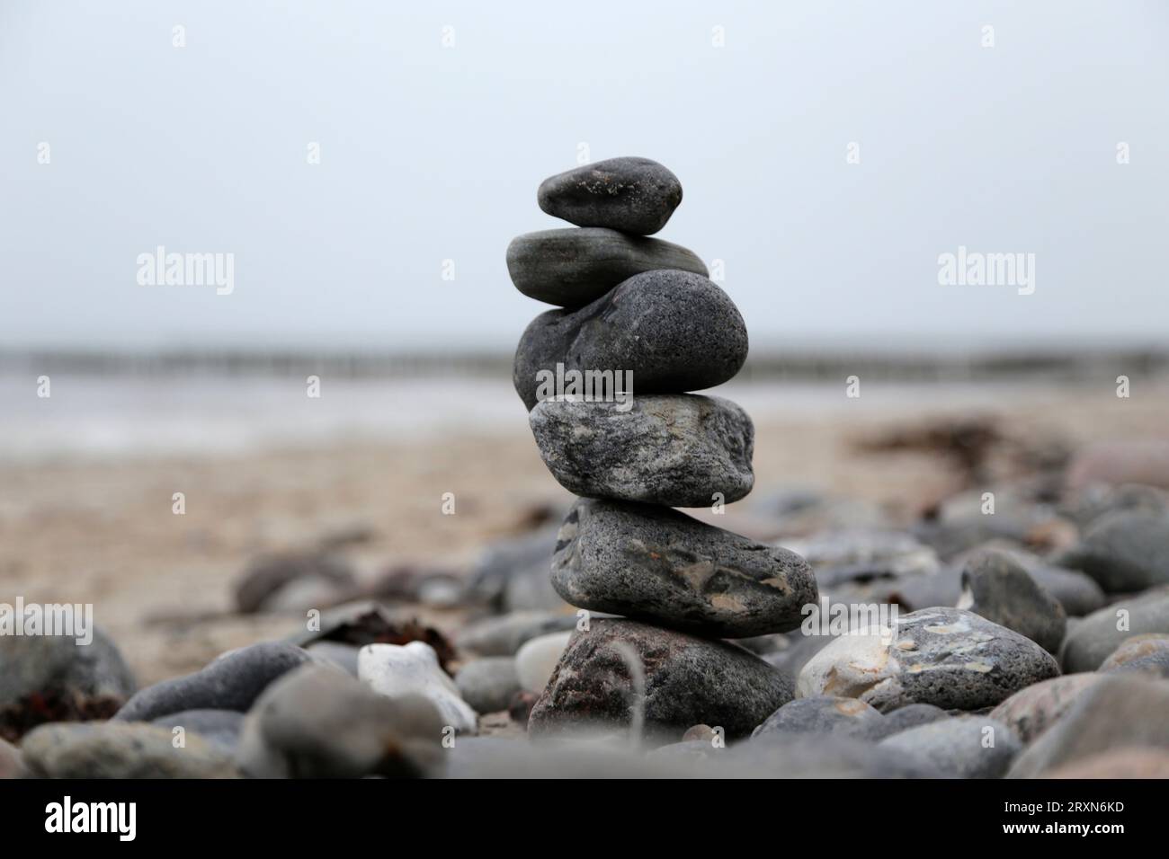 Piramide di pietra sulla spiaggia del Mar Baltico Foto Stock