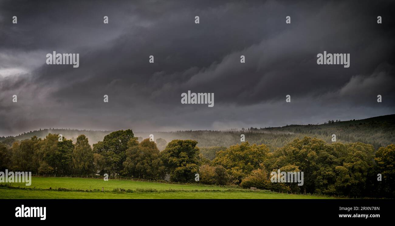 Il tempo ha preso una svolta negli ultimi giorni e sta sicuramente cominciando a sentirsi un po' più autunnale qui sopra Drumnadrochit. Foto Stock