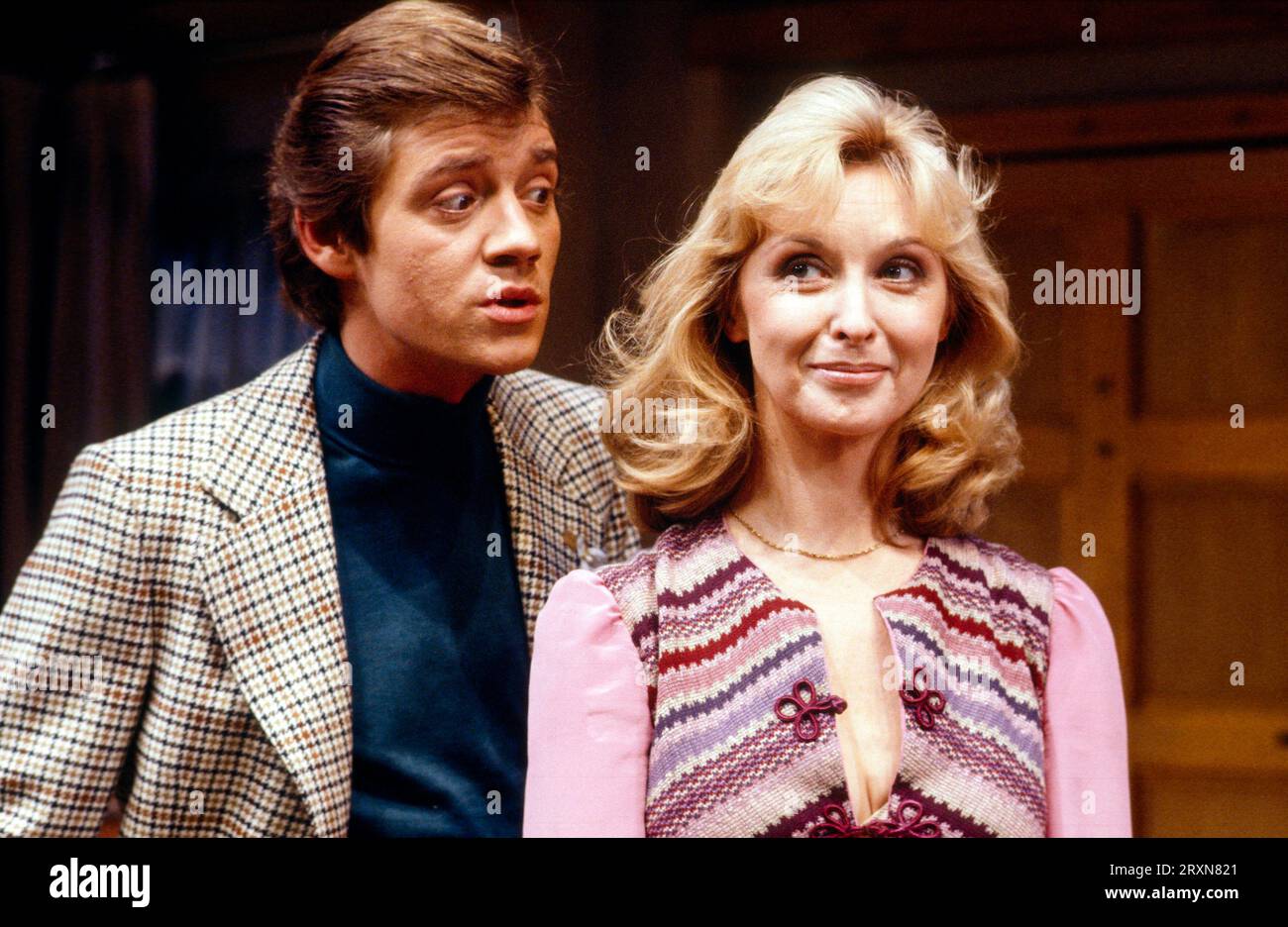 Anthony Andrews (Douglas Blake), Nyree Dawn Porter (Ellen Blake) in THE DRAGON VARIATION di Robert King alla Harlow Playhouse, Harlow, Essex, Inghilterra 13/09/1977 regista: Marc Miller Foto Stock