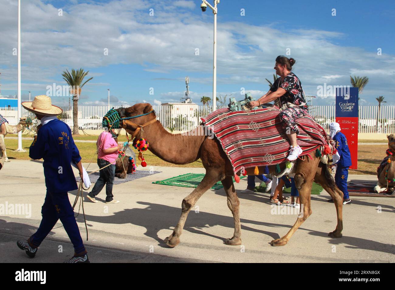 Tunisi, Tunisia. 26 settembre 2023. Il porto di la Goulette accoglie oggi, martedì 26 settembre 2023, più di 4.500 persone, tra cui turisti ed equipaggio a bordo della nave da crociera Costa Favolosa da Palermo (Italia). Questo è il primo viaggio della compagnia Costa Cruises in Tunisia dopo più di otto anni di assenza, l'Ufficio della Marina Mercantile e dei porti (OMMP) ha dichiarato domenica. costruita nel 2011, Costa Favolosa è una delle più grandi navi da crociera del Mediterraneo e dispone di 1.508 cabine. E' lunga 290 metri e ha 17 piani. (Immagine di credito: © Chokri Mahjoub/ZUMA Press Wire) SOLO USO EDITORIALE! No, no Foto Stock