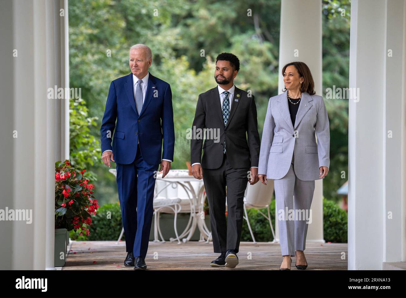 Washington, Stati Uniti. 22 settembre 2023. Presidente degli Stati Uniti Joe Biden, Left, Walks with Rep. Maxwell Frost D-FL, Center, e Vice Presidente Kamala Harris, Right, a un evento che annuncia la creazione dell'Office of Gun Violence Prevention in the Rose Garden of the White House, 22 settembre 2023, a Washington D.C. Credit: Adam Schultz/White House Photo/Alamy Live News Foto Stock