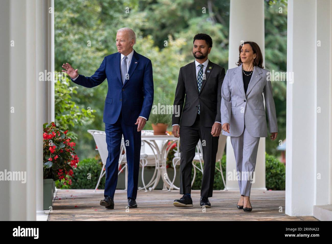 Washington, Stati Uniti. 22 settembre 2023. Presidente degli Stati Uniti Joe Biden, Left, Walks with Rep. Maxwell Frost D-FL, Center, e Vice Presidente Kamala Harris, Right, a un evento che annuncia la creazione dell'Office of Gun Violence Prevention in the Rose Garden of the White House, 22 settembre 2023, a Washington D.C. Credit: Adam Schultz/White House Photo/Alamy Live News Foto Stock