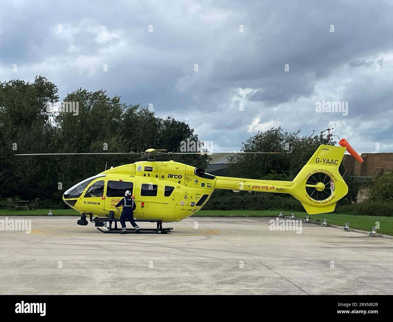 Una visione generale dell'ambulanza della Yorkshire Air nella loro base a Nostell, vicino a Wakefield, mentre uno dei membri dell'equipaggio Alex Clark ha descritto come temeva per la sua vista dopo essere stato colpito all'occhio da un laser nell'ultimo atto di "stupidità insensata". Alex era seduto accanto al pilota quando ha subito un ustione agli occhi mentre l'ambulanza della Yorkshire Air sorvolava Bradford venerdì. Foto Stock