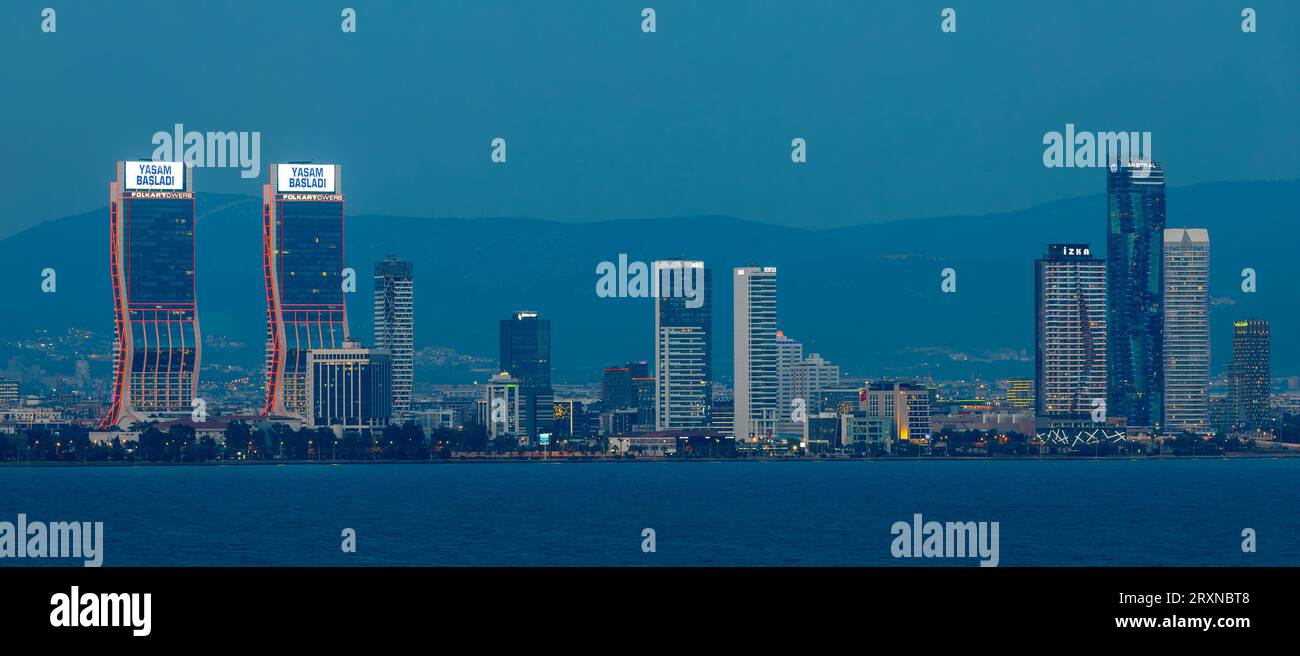 Vista della baia di Smirne in serata dall'alta collina di Bayrakli. Esposizione lunga, scarsa illuminazione. Foto Stock