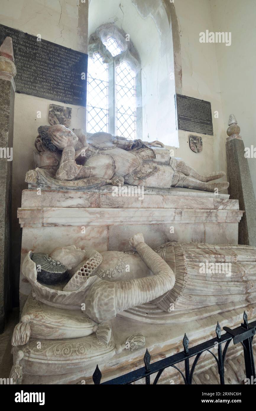 Monumento in marmo a Sir William Dunch (m. 1611) e sua moglie Mary all'interno della St Peter's Church, Little Wittenham, Oxfordshire, Inghilterra, Regno Unito Foto Stock