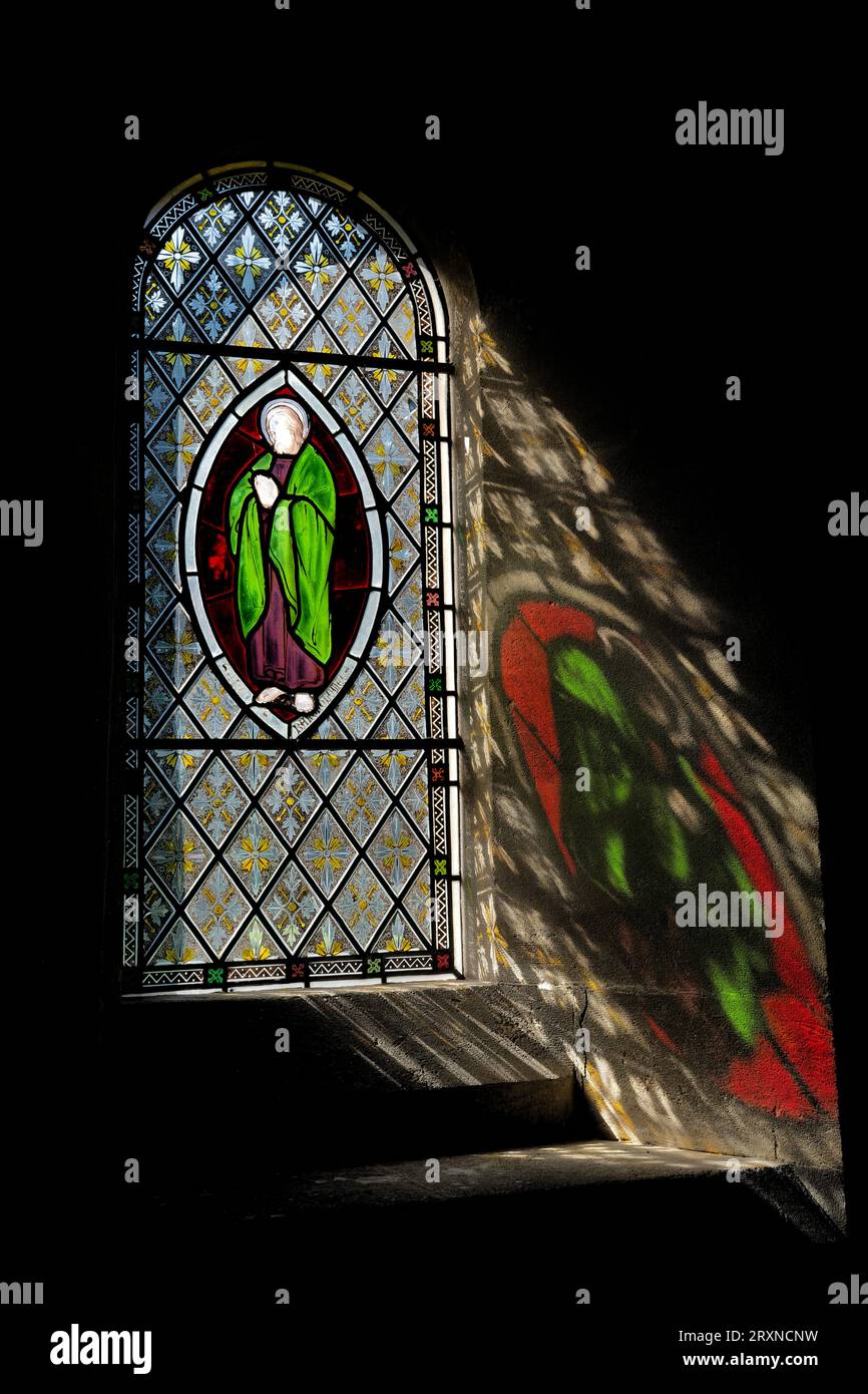 Riflessi delle vetrate colorate alla Hawley Church Foto Stock