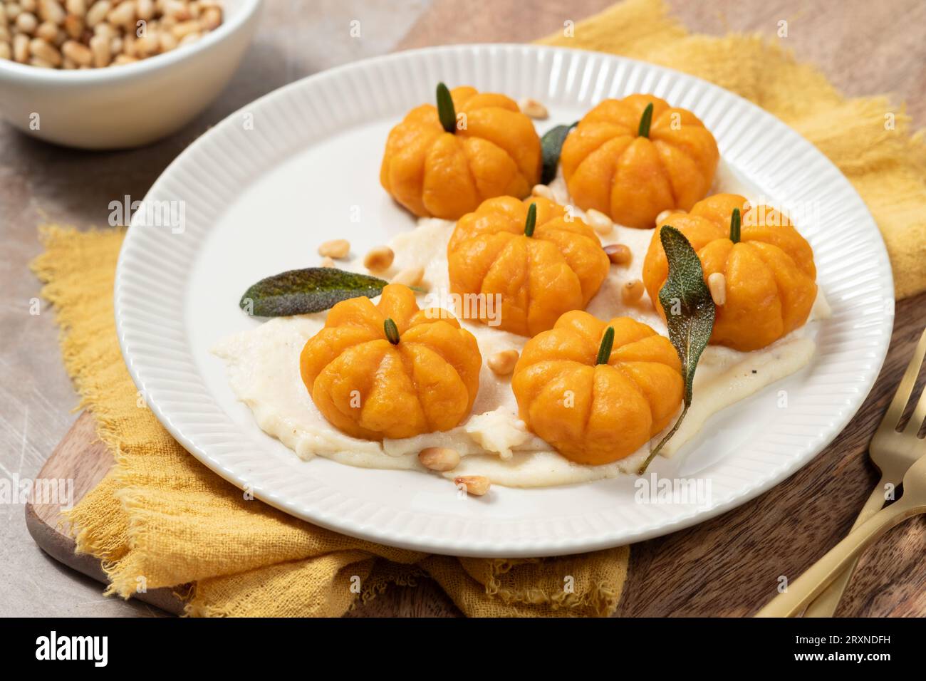 gnocchi a forma di zucca con salsa di parmigiano con burro marrone e salvia Foto Stock