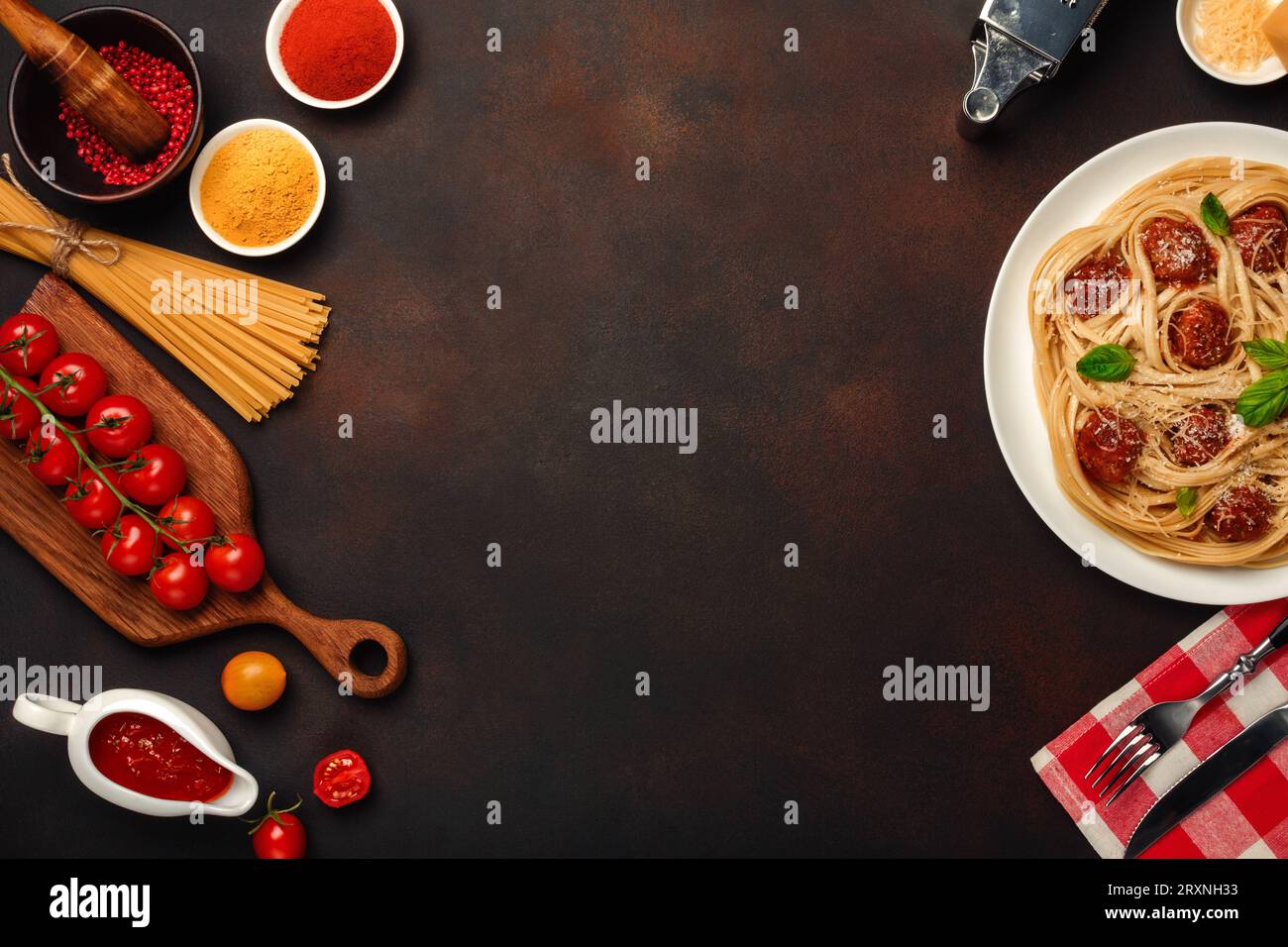 Spaghetti con polpette, salsa di pomodoro ciliegia e formaggio su sfondo arrugginito, vista dall'alto. Foto Stock
