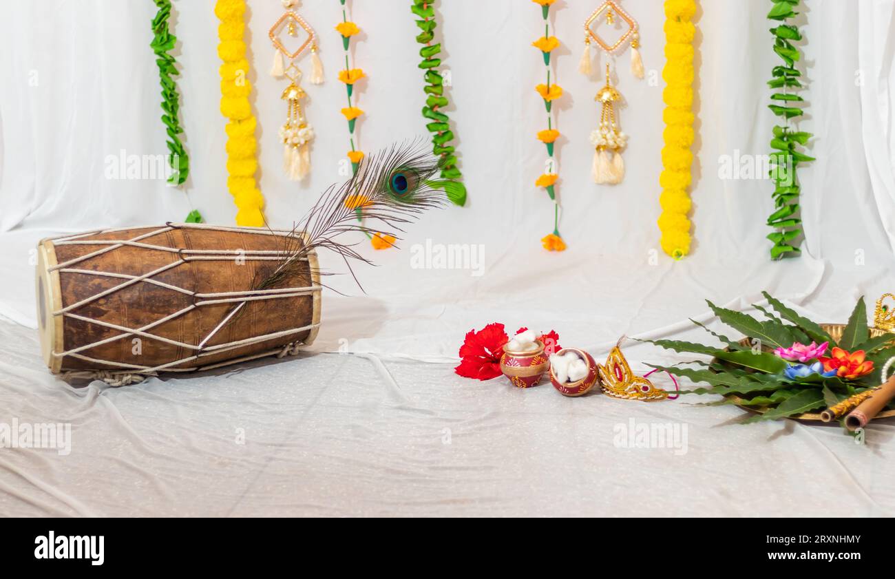 allestimento dello studio krishna janmashtami con oggetti di scena Foto Stock