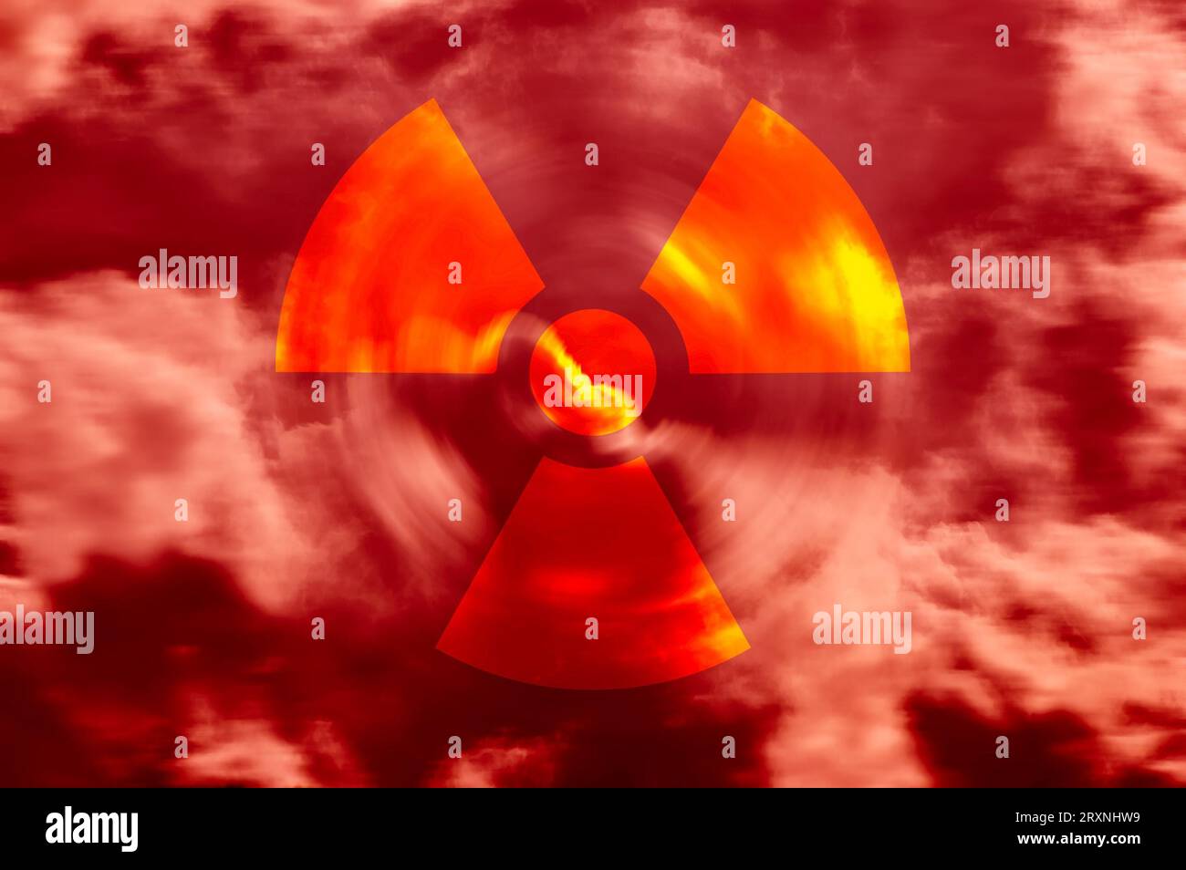 Simbolo radioattivo in un cielo rosso con nuvole Foto Stock