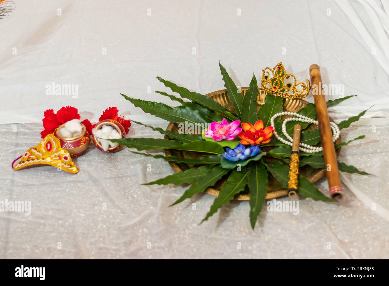 allestimento dello studio krishna janmashtami con oggetti di scena Foto Stock