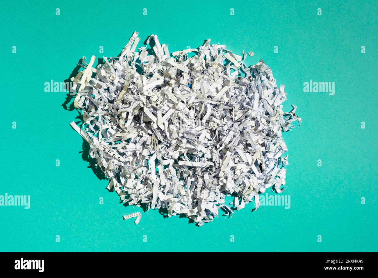 Vista dall'alto su file triturati, carta Foto Stock