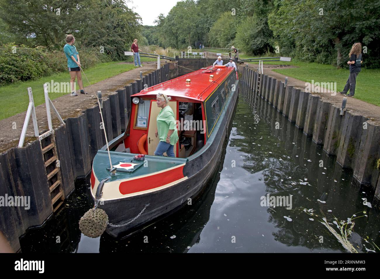 Con tutta la famiglia, potrai trascorrere una giornata in barca a Marcliff sul fiume Avon, vicino a Evesham, Regno Unito Foto Stock