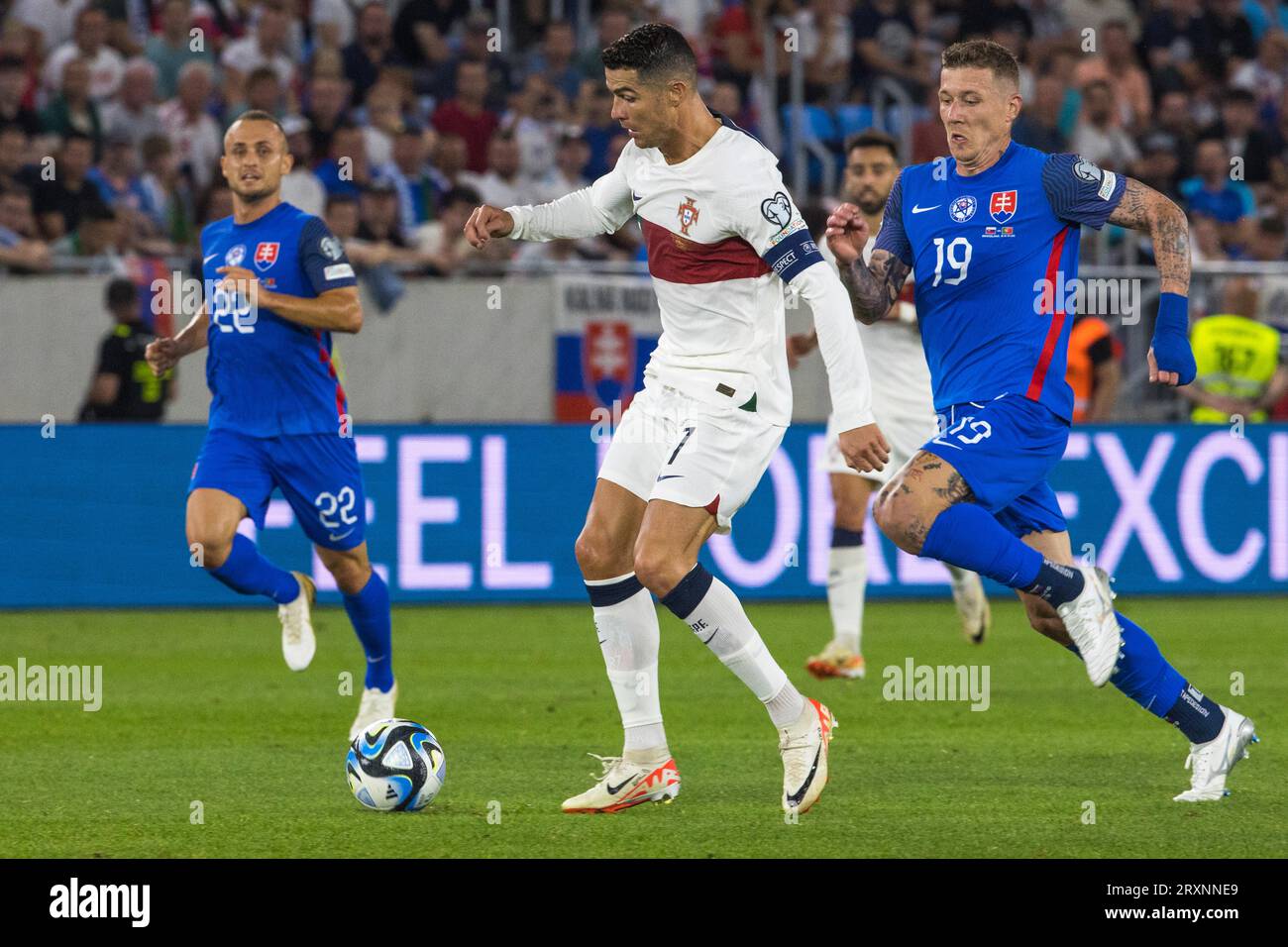 Cristiano RONALDO Portugal Centre, in duello con Juraj KUCKA Slovakia, ha lasciato Stanislav LOBOTKA Slovakia Foto Stock