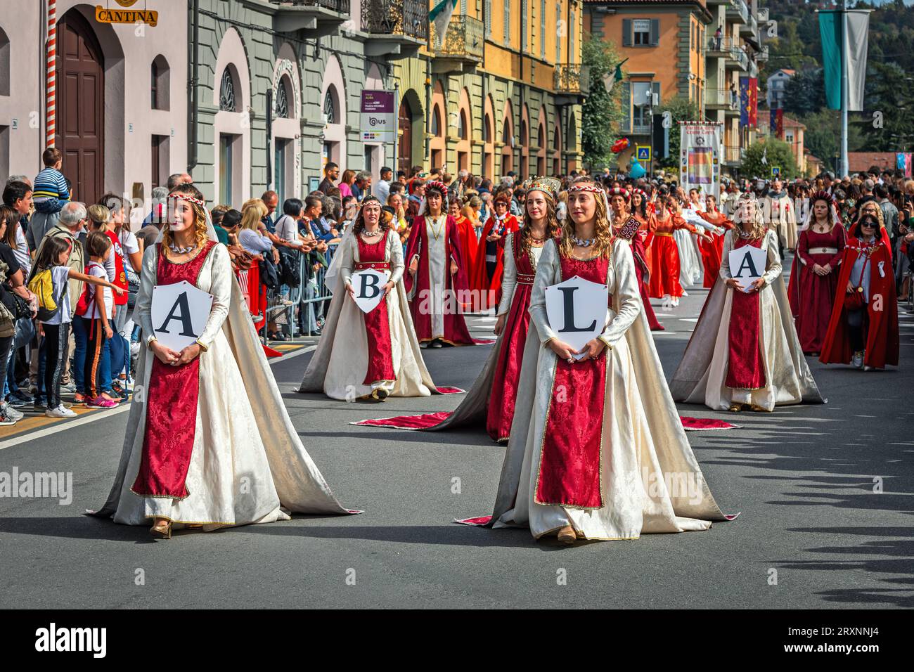 Processione in abiti storici alla Parata medievale - parte tradizionale delle celebrazioni durante l'annuale festival del Tartufo bianco ad Alba, Italia. Foto Stock
