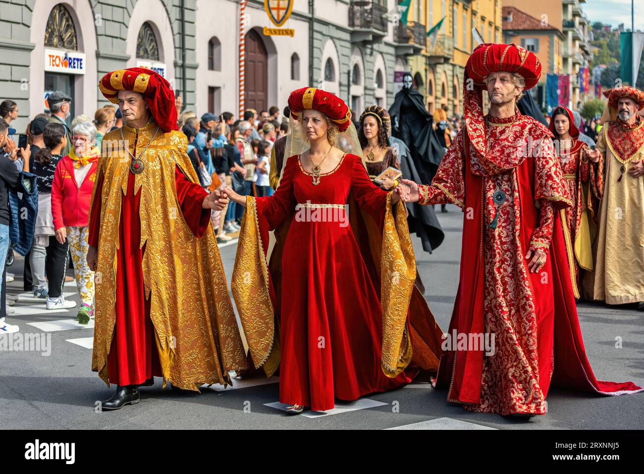 Processione storica alla Parata medievale - parte tradizionale delle celebrazioni durante l'annuale festival del Tartufo bianco ad Alba, Italia. Foto Stock