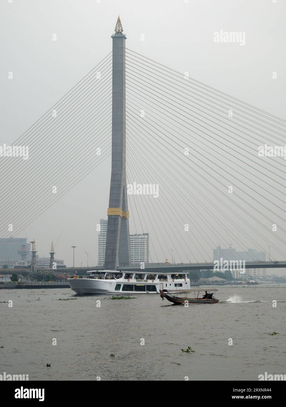 Bangkok, Thailandia, 28 dicembre 2018. Il ponte Rama VIII di Bangkok, una struttura strallata con pilone solitario, si estende attraverso il Chao Phray Foto Stock
